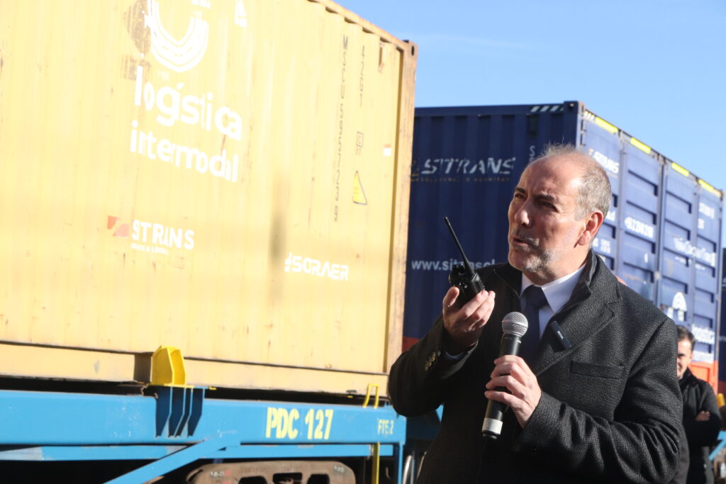 Louis de Grange, biministro de Transportes y Telecomunicaciones y Obras Públicas, dando el vamos al viaje del tren